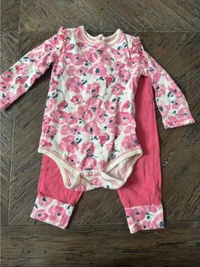 Burt’s Bees Baby Pink Floral Bodysuit & Leggings Set